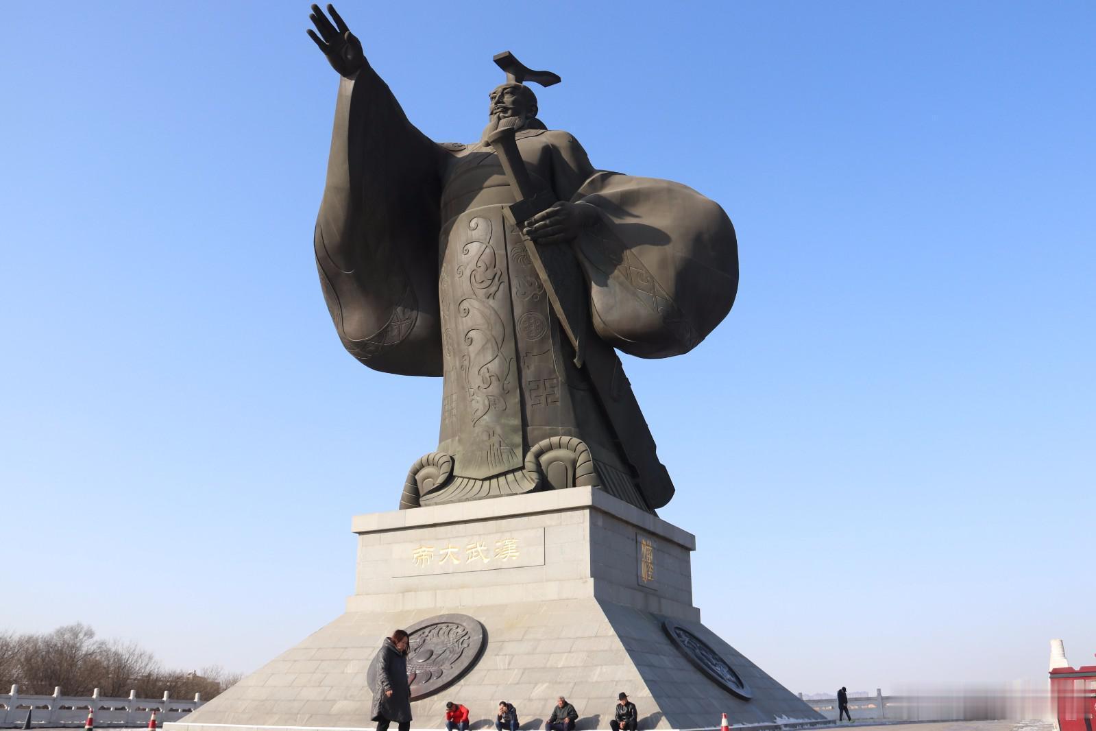 汉武帝文武双全，武力值爆棚，举全国之力，号称拥有60万匹战马，重用卫青，霍去病，