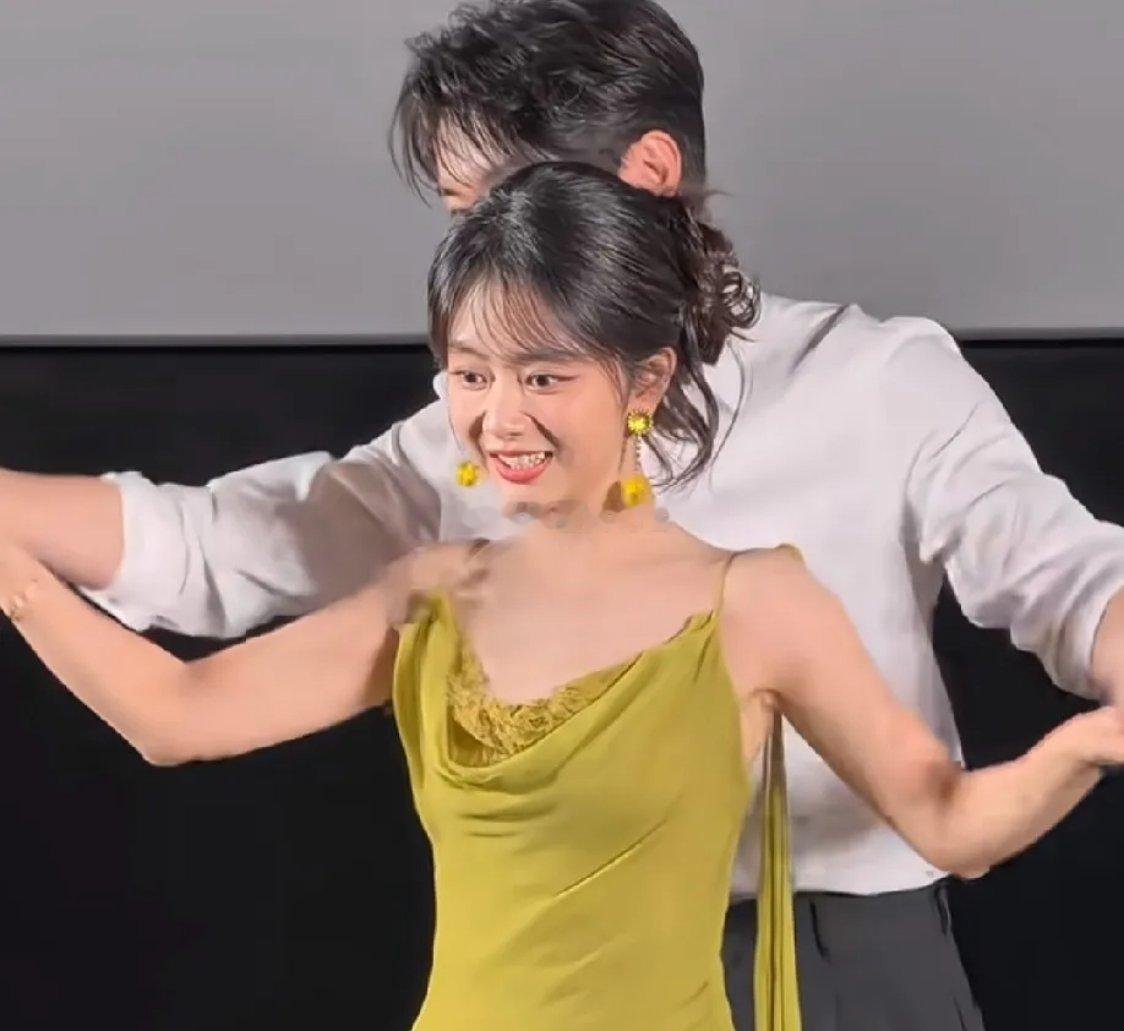果然演员和演员之间是有磁场的，刘学义之前搭了吴谨言，鞠婧祎，彭小苒，这么多当红女