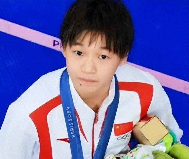 全红婵才于上海举办完发布会，随即只因身着一件白衬衫搭配一条百褶裙，便被网友推送至