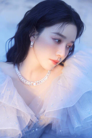 #阚清子流光星河裙#阚清子的流光星河裙造型好piu亮！妆容还是姐姐自己画的，求一