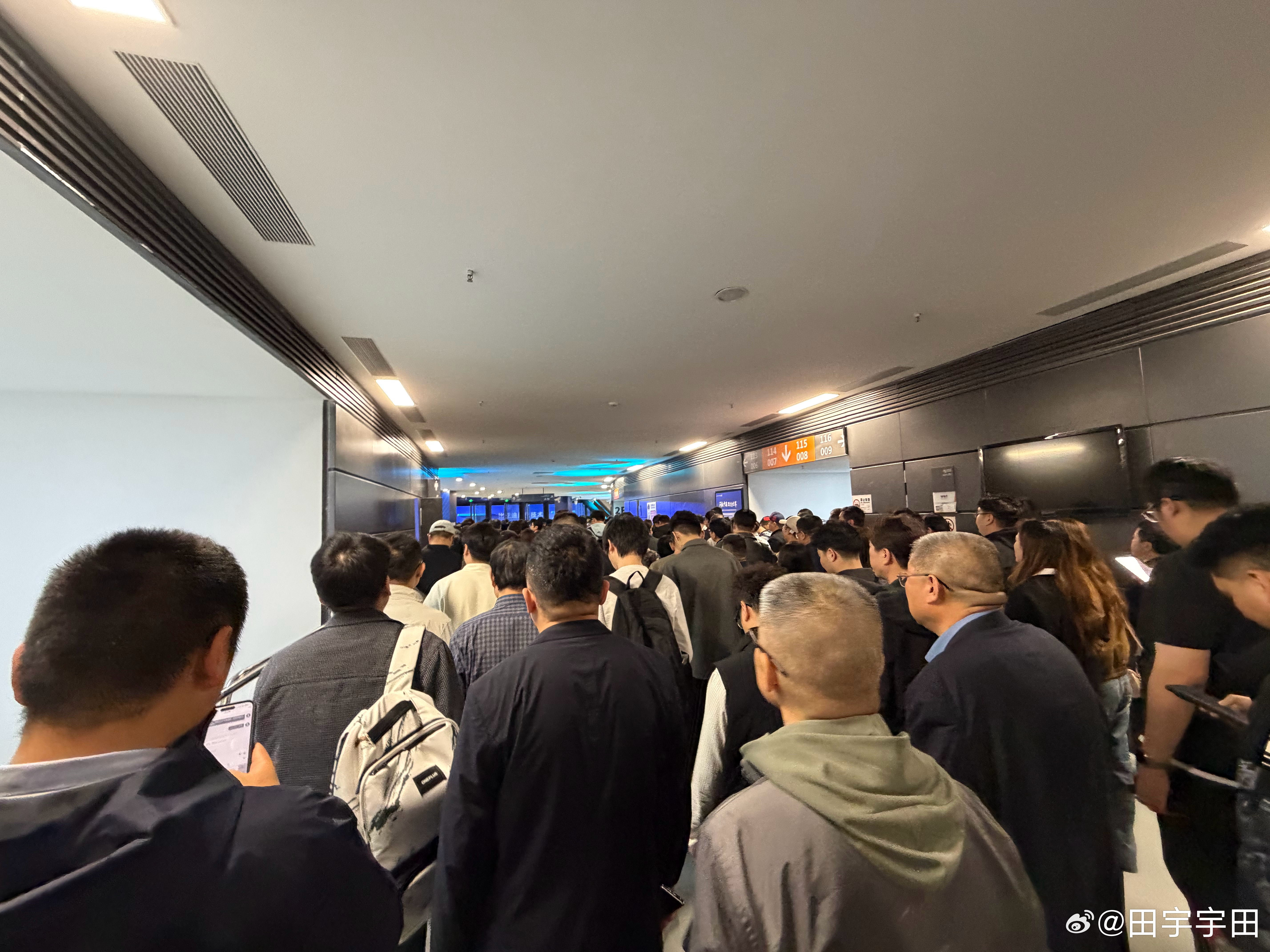 整整坐了三个小时人麻了，屁股和腿也麻了 深圳·深圳大运中心体育馆