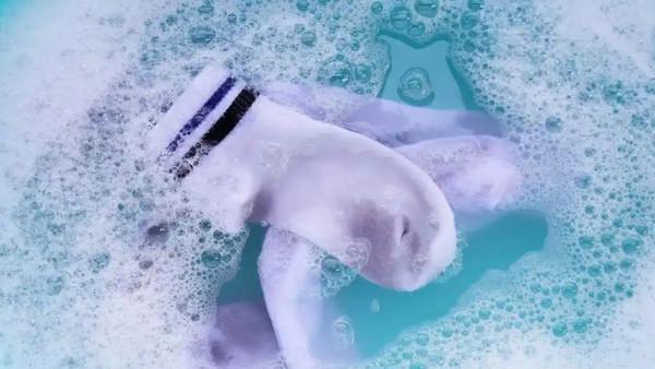 袜子内侧直接接触皮肤，不仅堆积了大量脱落的皮屑，还吸收了足部排出的汗液，这些都是