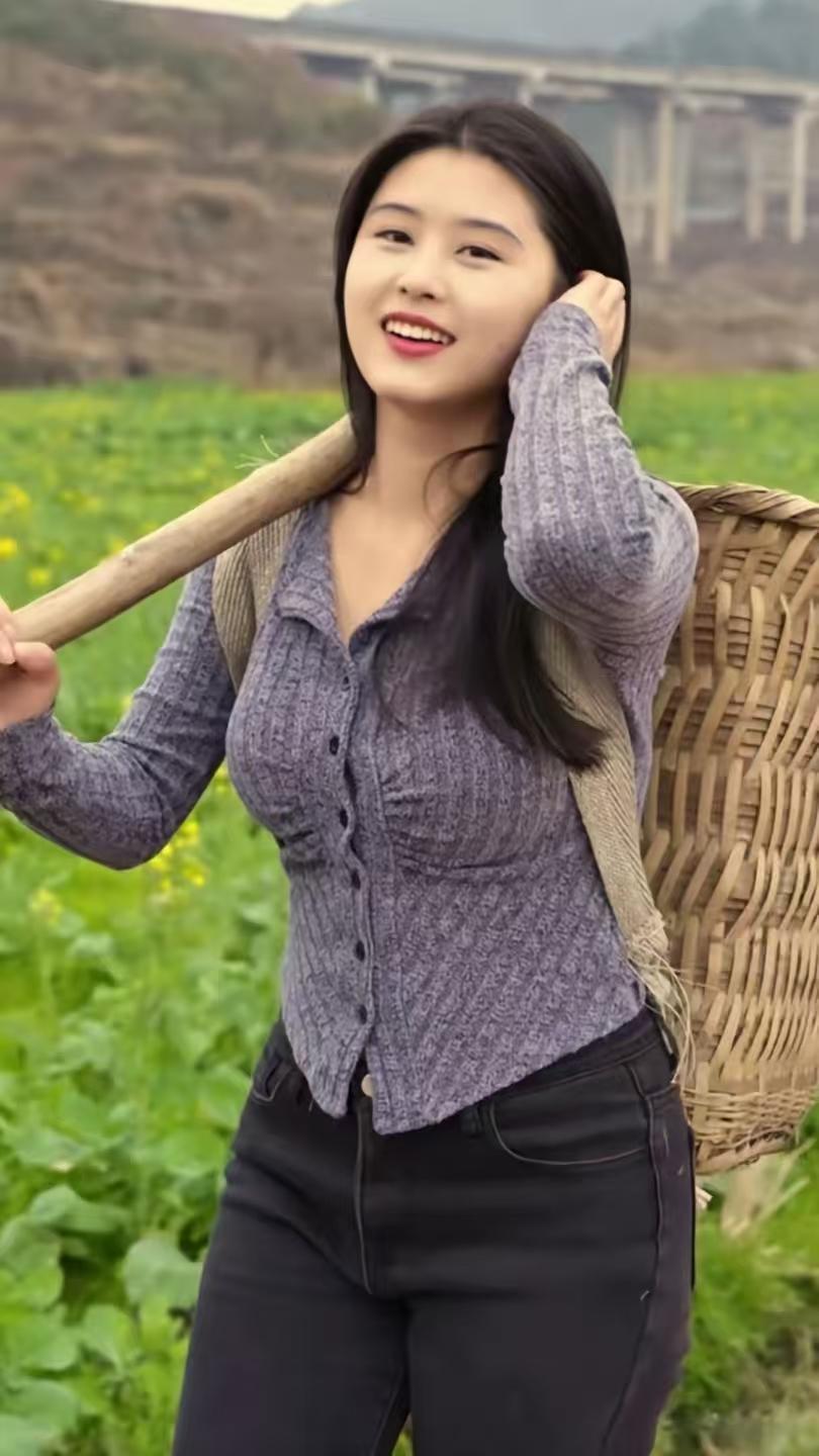 捣练子·乡邻 
昔村艳，岁华迁，
已是庭前稚子牵。
素面天然风韵在，
持家勤俭自