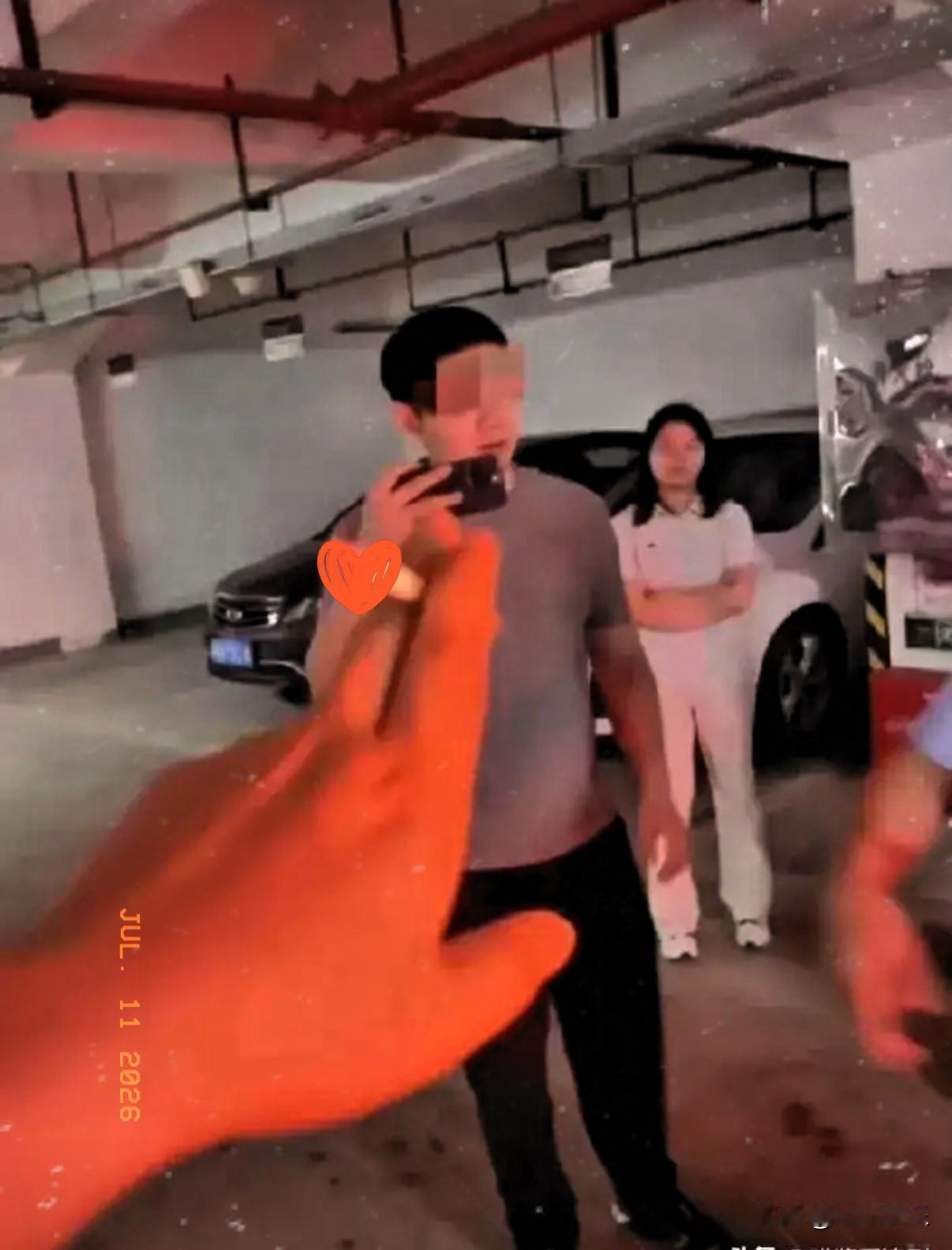 长沙市联合调查组通报来了，占车位事件的关键人物雷某某。

也就是彭某某的男朋友，