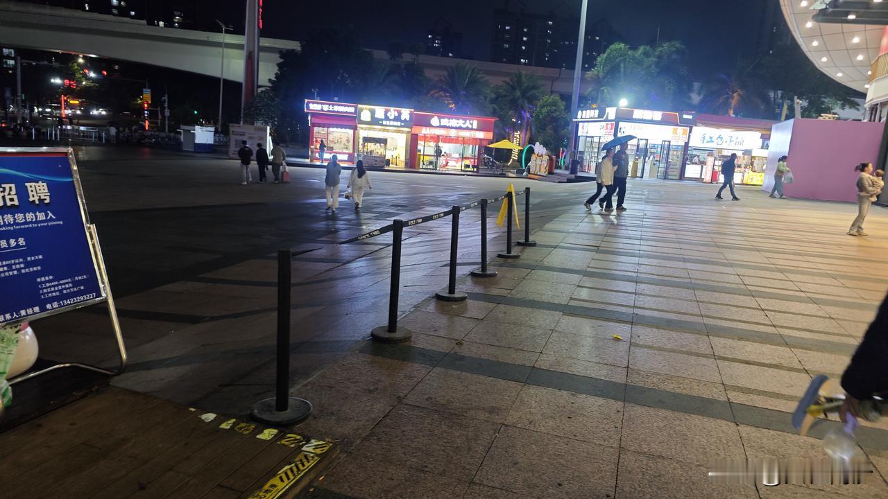 南沙万达一号门到金街门口，这个大斜坡，到底有多少人被摔过？摔过的举个手。