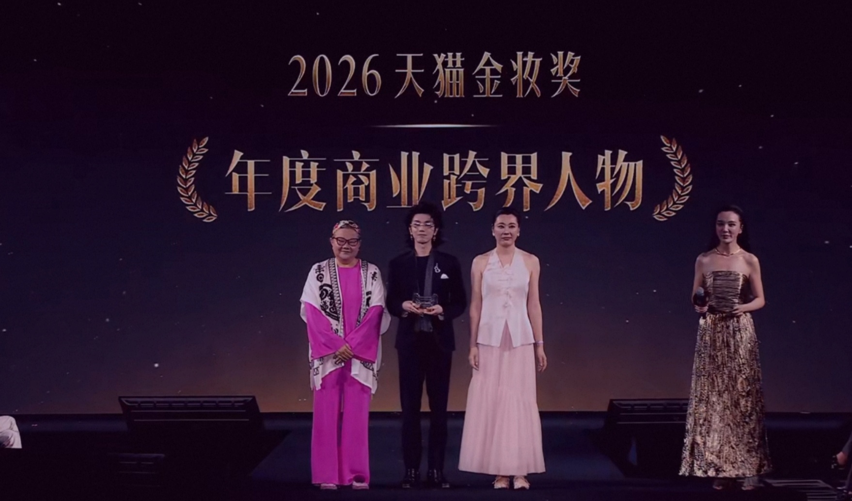 [允悲]哥突然讲到演唱会 [允悲]我真是噗 忍不住笑出声 [笑cry]我哥真是自