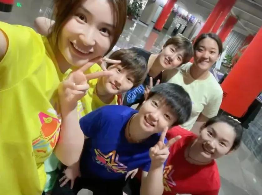 6位女乒球员同框：我只认出了凤眉明眸的孙颖莎，樱唇榴齿的何卓佳，秀发覆额的李雅可