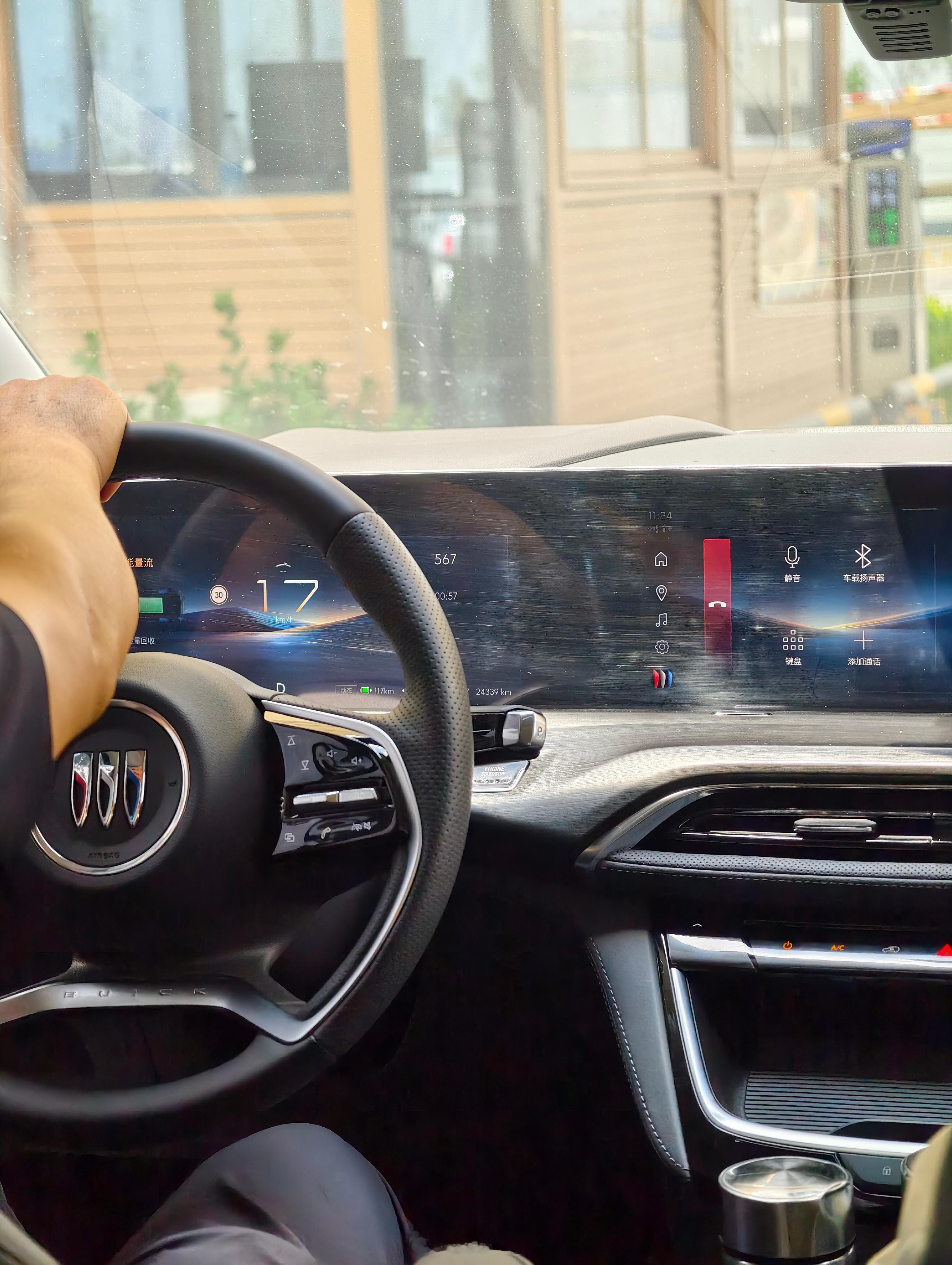落地济南，朋友来接，开的GL8 Phev。时至今日，市面上MPV产品已经非常多了