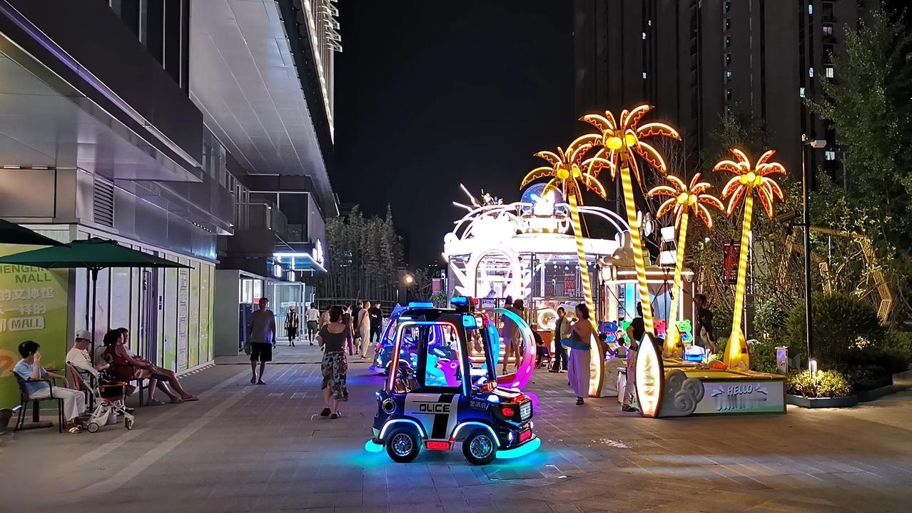 这是上海市区一处商业综合体新开业，还不是整出音乐喷泉、游乐设施、夜市摊位和地摊经