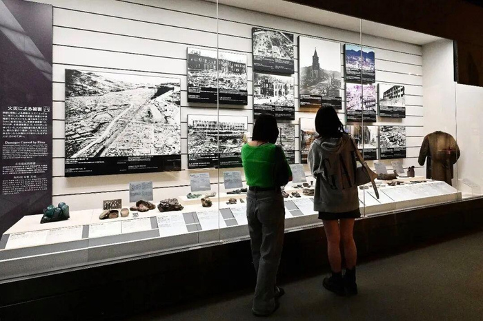 日本右翼篡改历史的手艺正在升级。过去靠少数学者与右翼团体手工编造，如今则借助人工