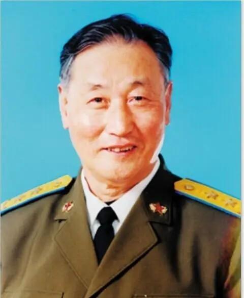 1951年，志愿军飞行员刘玉堤在返航途中，无意间发现，自己身下竟有一群黑压压的敌