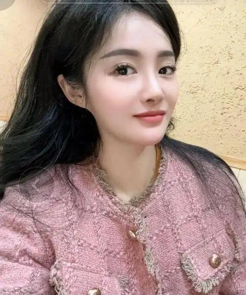 谁说开雷克萨斯、当网红就一定快乐？湖北网红晨七七的离世，给所有人敲响了警钟。朋友