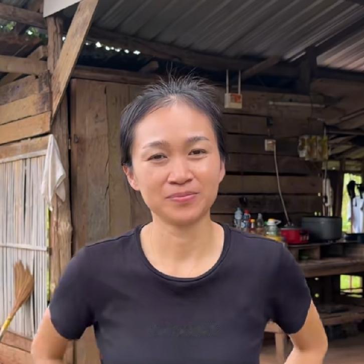 小雅和万里在老挝为给二宝绑手过百天发生了分歧，他们意见不统一。小雅说一桌四个六个