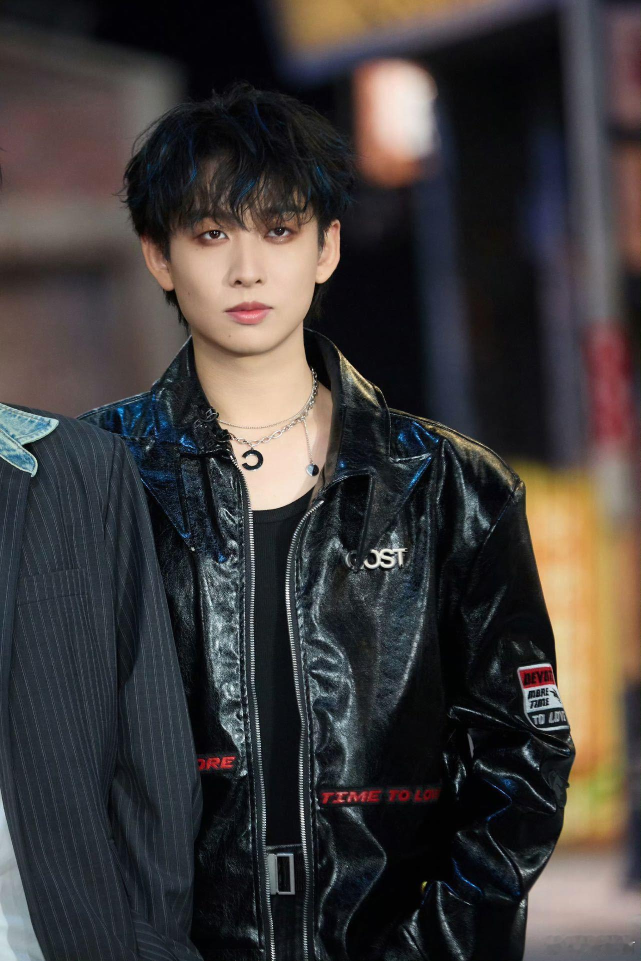 齐思钧罗予彤六年前还是NPC 大侦探真的是小齐的成长记录册吧，六年前他还是甄红这