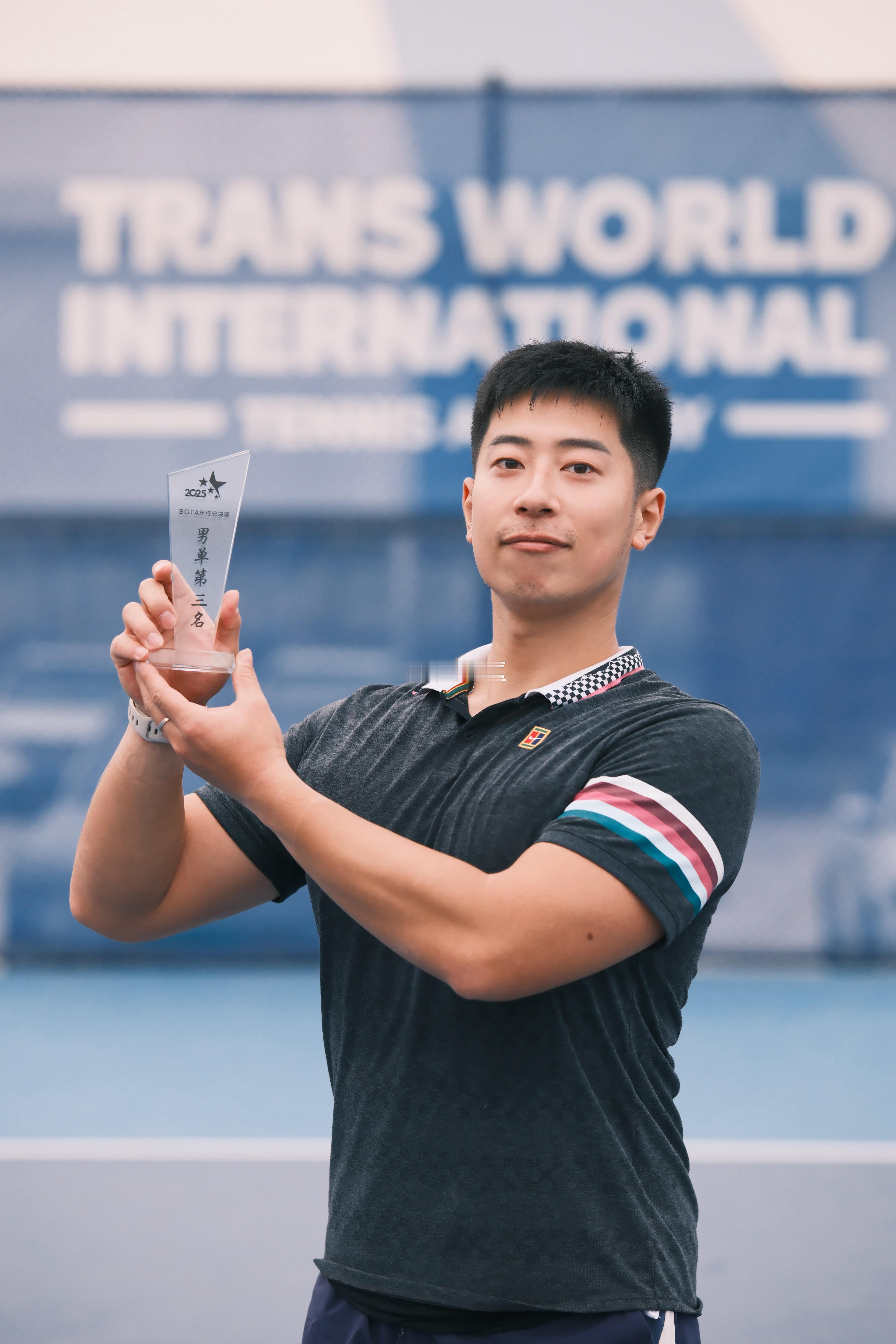 带着腰伤参赛，结果比赛前两天后背肌肉撕裂，完全抬不起来胳膊比赛吃着止痛药三连胜，