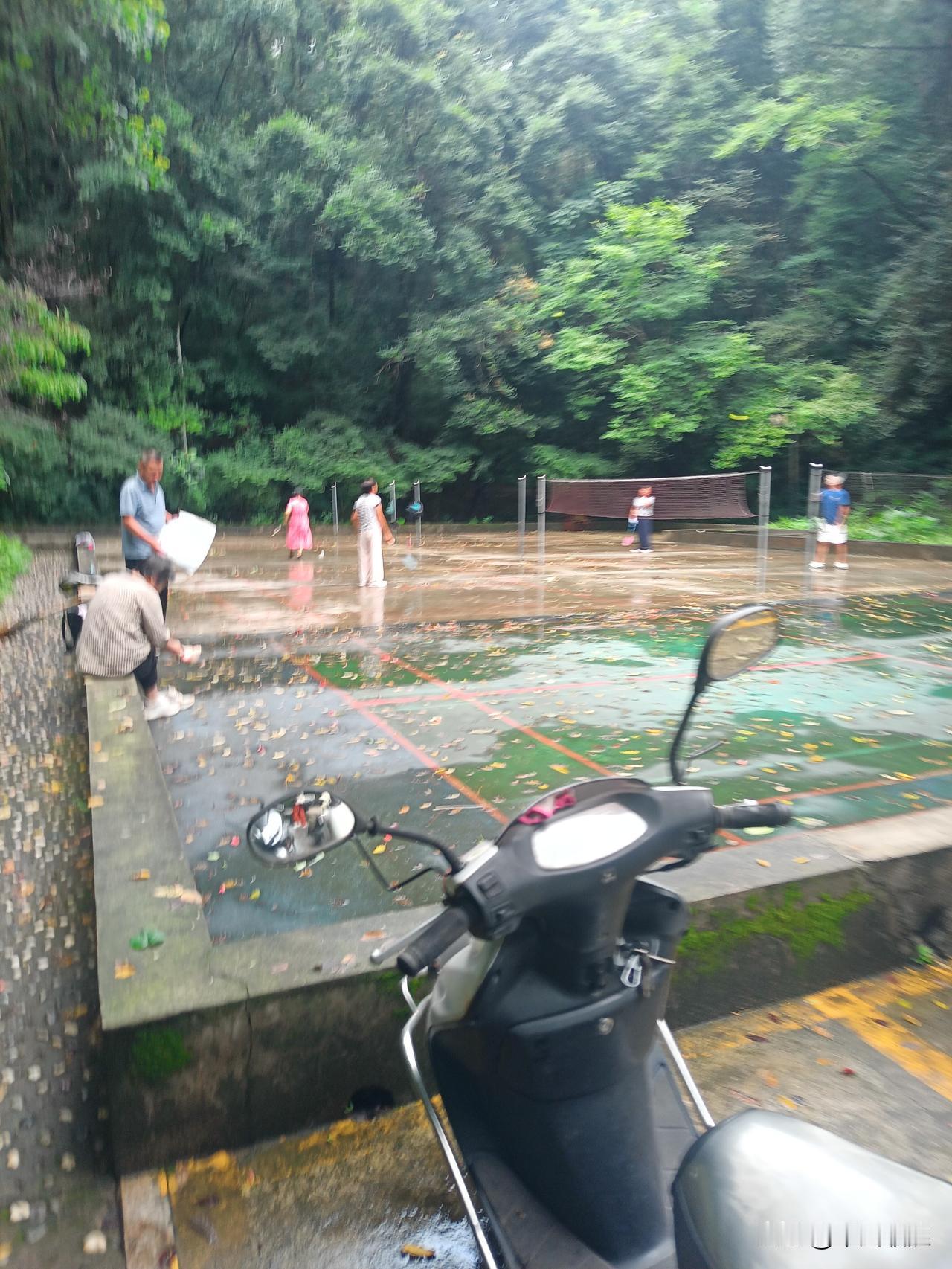2026年7月27日阴，有时小雨，本意想去羽毛球厂打羽毛球的，由于地面潮湿路滑，