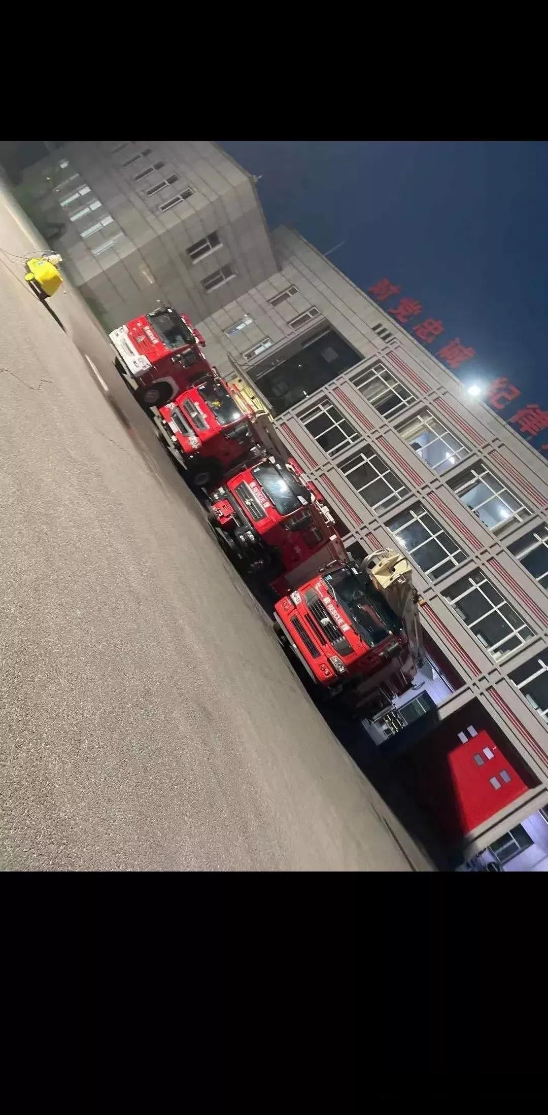 多抱抱我吧，我也害怕出完警就回不来了，