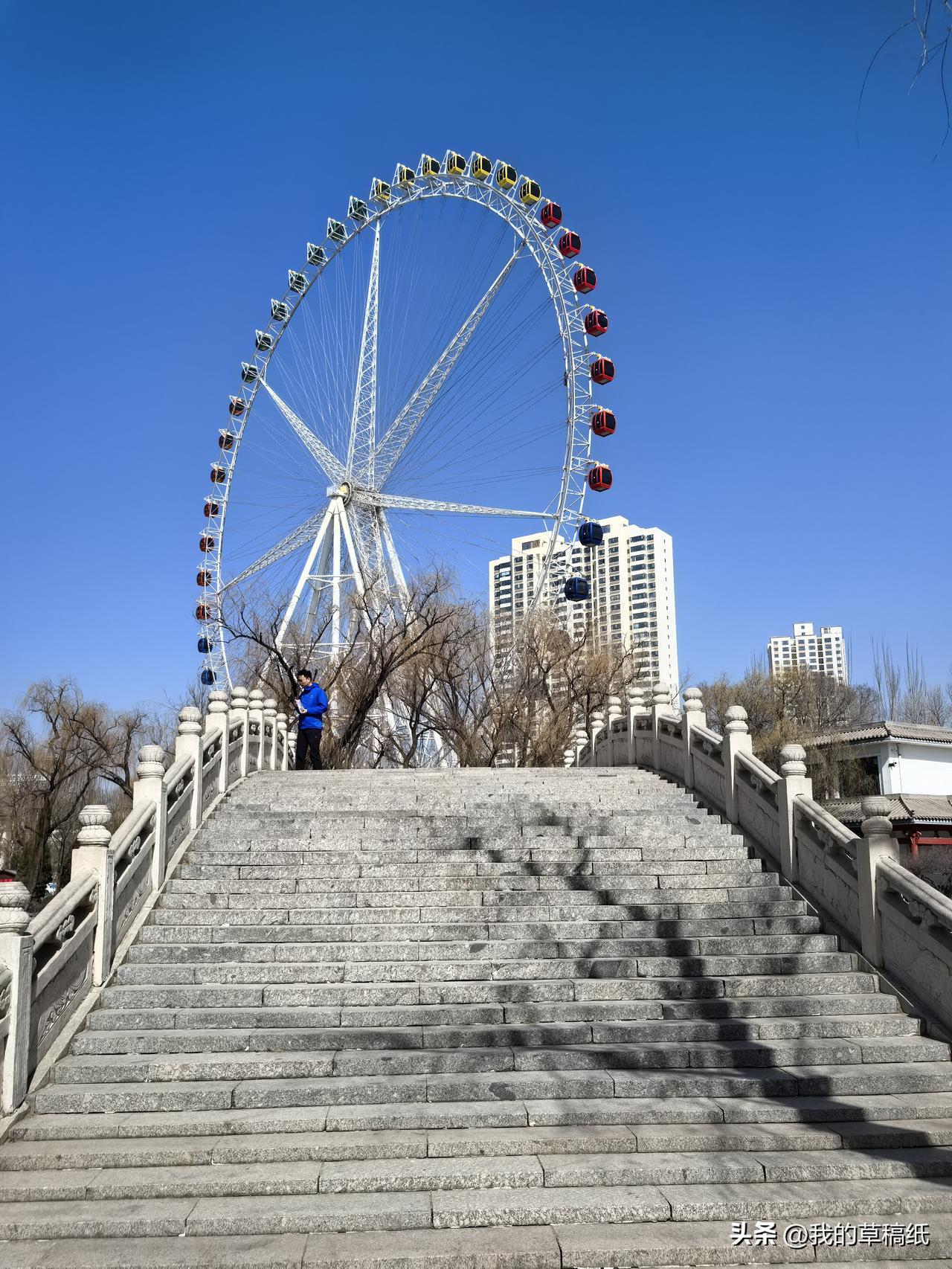 今日中午，信步走进西宁人民公园。天蓝得像洗过一样，阳光暖暖地洒下来，照得人浑身舒