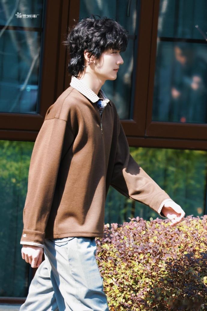 周柯宇回应被夸像男团风华合伙人周柯宇的男团气质是刻在骨子里的，外形清爽气场在线，