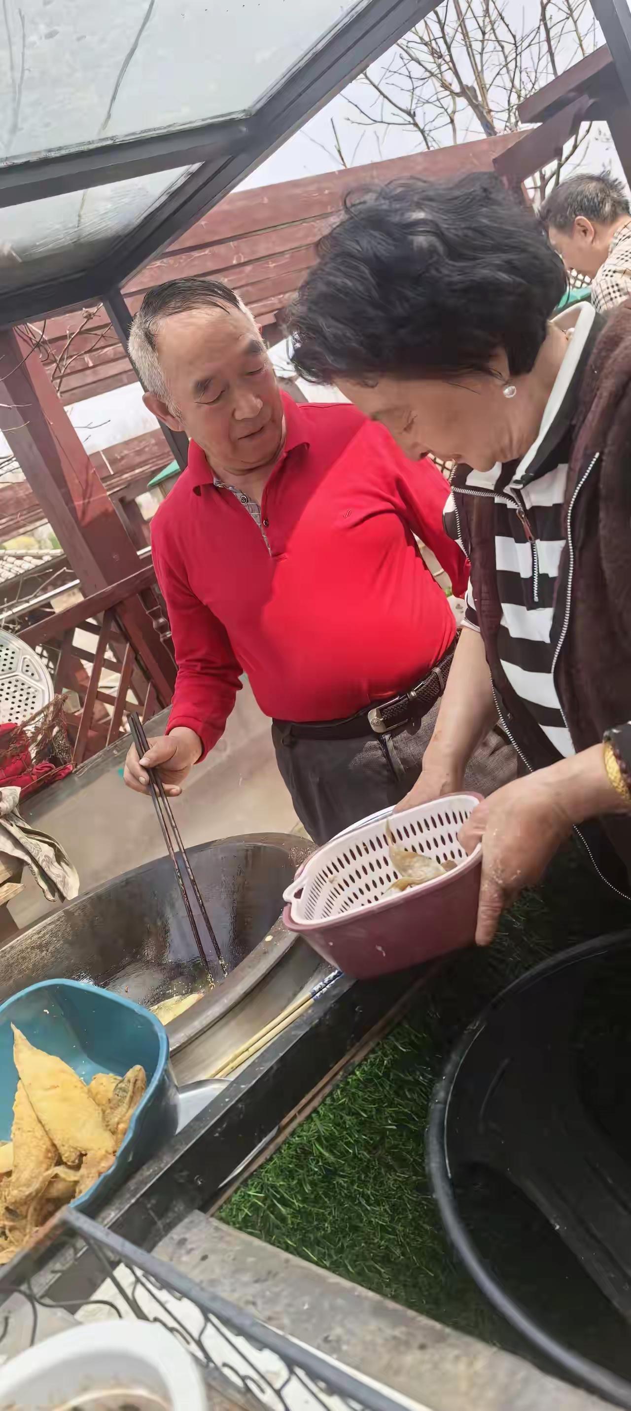 我爸今年79，我妈76了。可每个周末，只要我和弟弟一踏进家门，迎接我们的永远是满