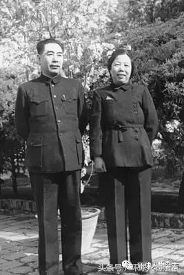 话说在60年代那会儿，有个英国记者挺好奇的，跑去问邓颖超同志一个问题：为什么在中