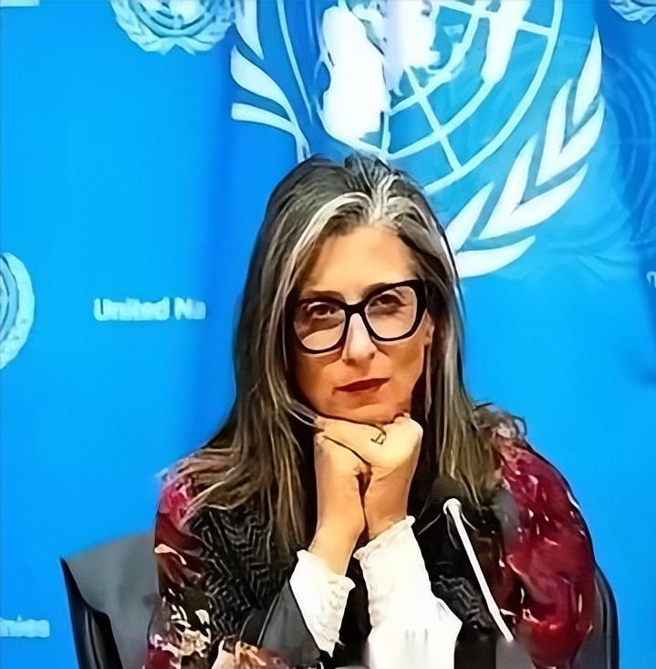 2025年3月23日，联合国人权理事会第61届会议。阿尔巴内塞把一份报告直接拍在