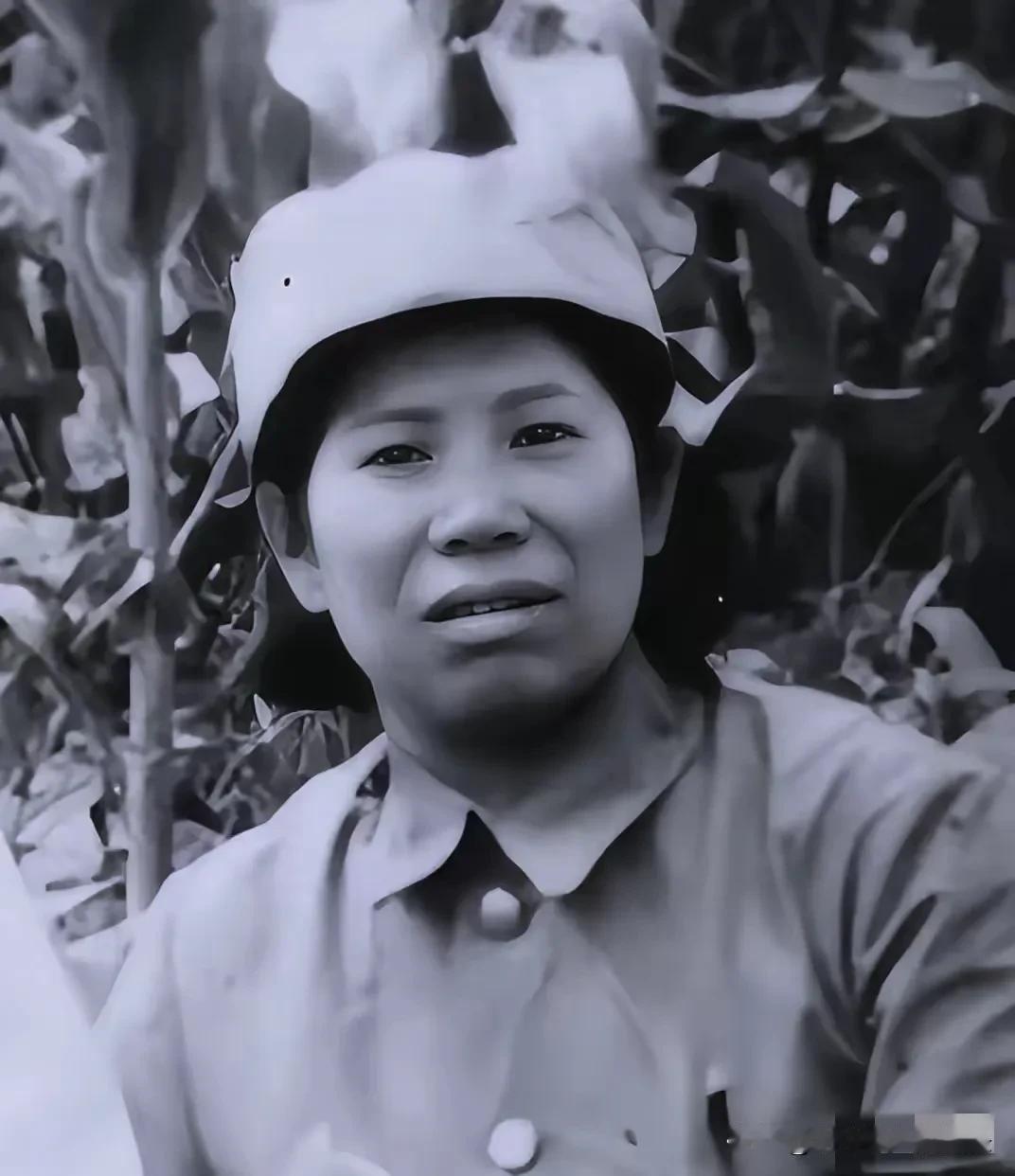 枪毙前，她突然往嘴里塞了一大把生黄豆。
 
腮帮子撑得老大，跟含着两块石头似的。