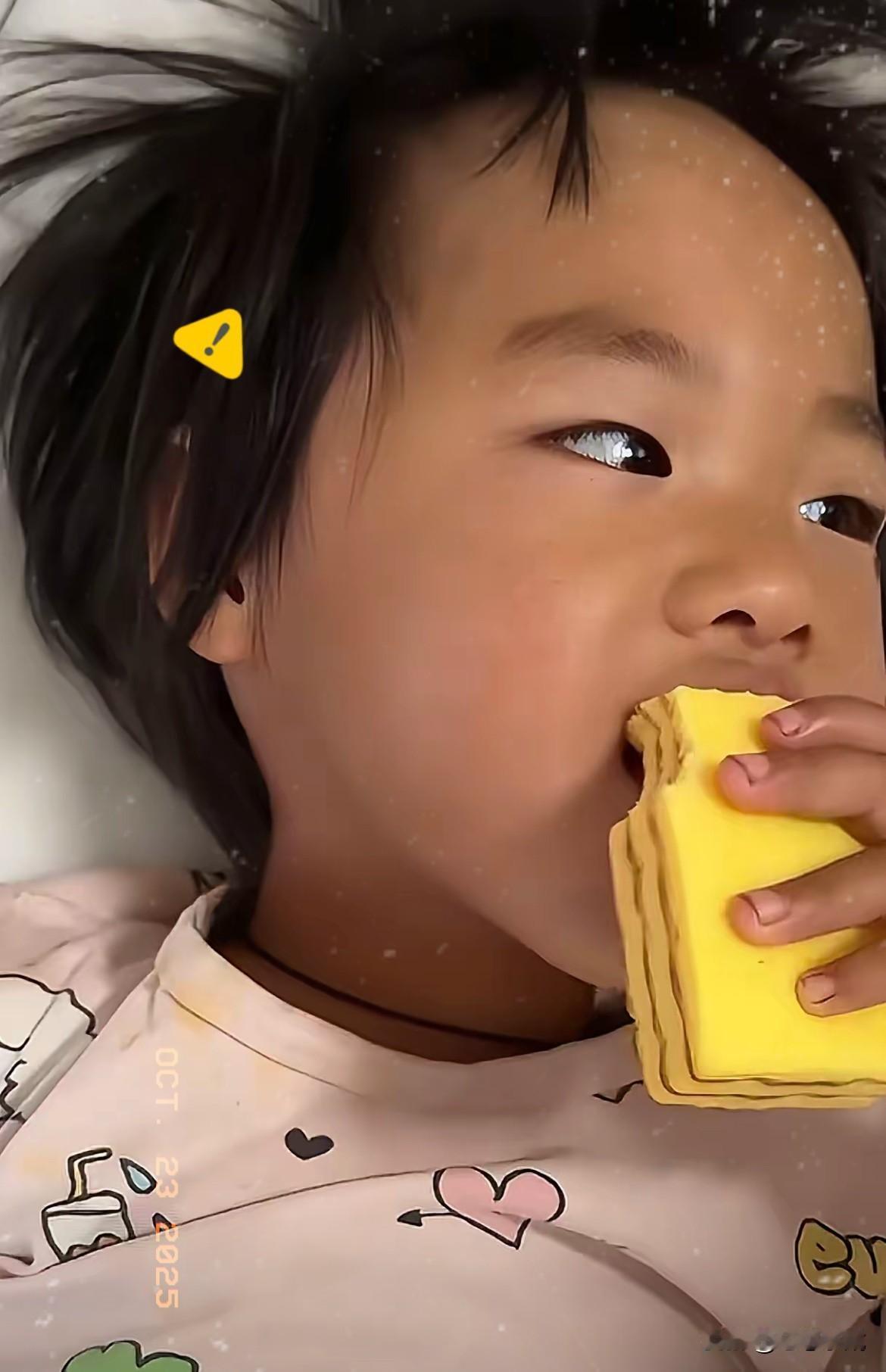 4岁的丁一还在住院躺着，
冻肿的腿至今站不起来，
可这孩子的话却让人瞬间破防，被