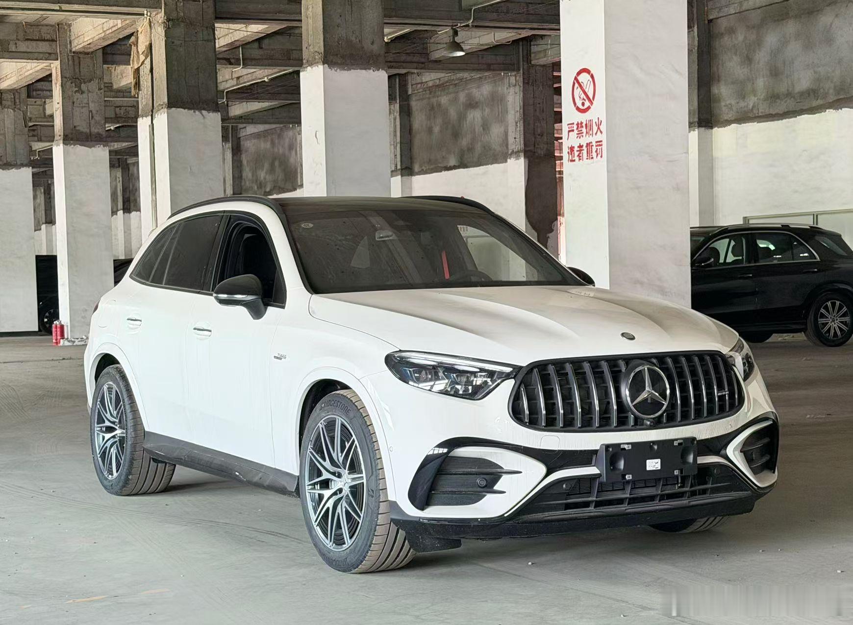 26款奔驰AMG GLC43 AMG 白车黑内指导价：589000选配：1260
