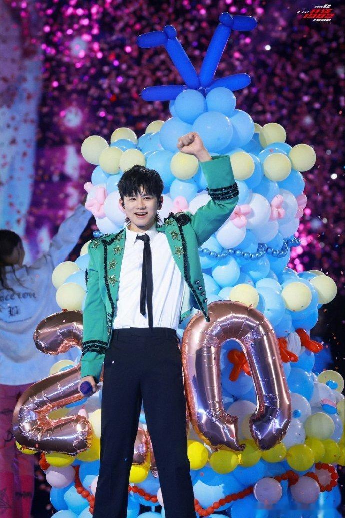 张杰在演唱会现场当幼教真的被张杰演唱会这段幼教名场面可爱到，在台上耐心教大家唱歌