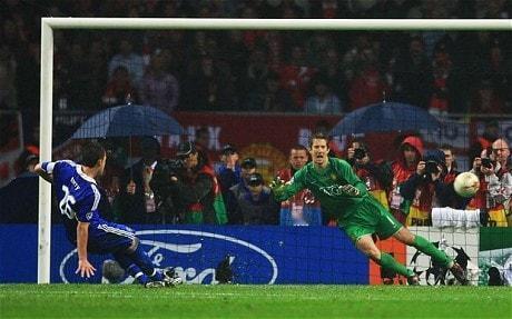 约翰·特里透露，在欧冠决赛罚失点球后，他曾站在莫斯科所住酒店的25楼，萌生过自杀