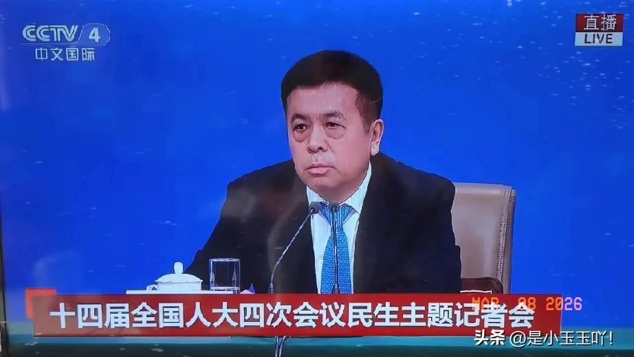 说真的，看到这种场面，

第一反应居然是有点“不习惯”。

平常看惯了照本宣科，