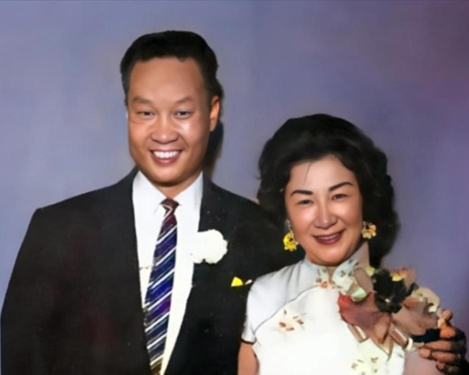 1986年，美国中情局的审讯室里，一位白发苍苍的中国老人突然捂住胸口表示：“能给