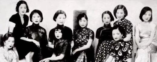 1974年，90岁的杨森迎娶了17岁的张灵凤。洞房之夜，就在杨森要行房事时，张灵