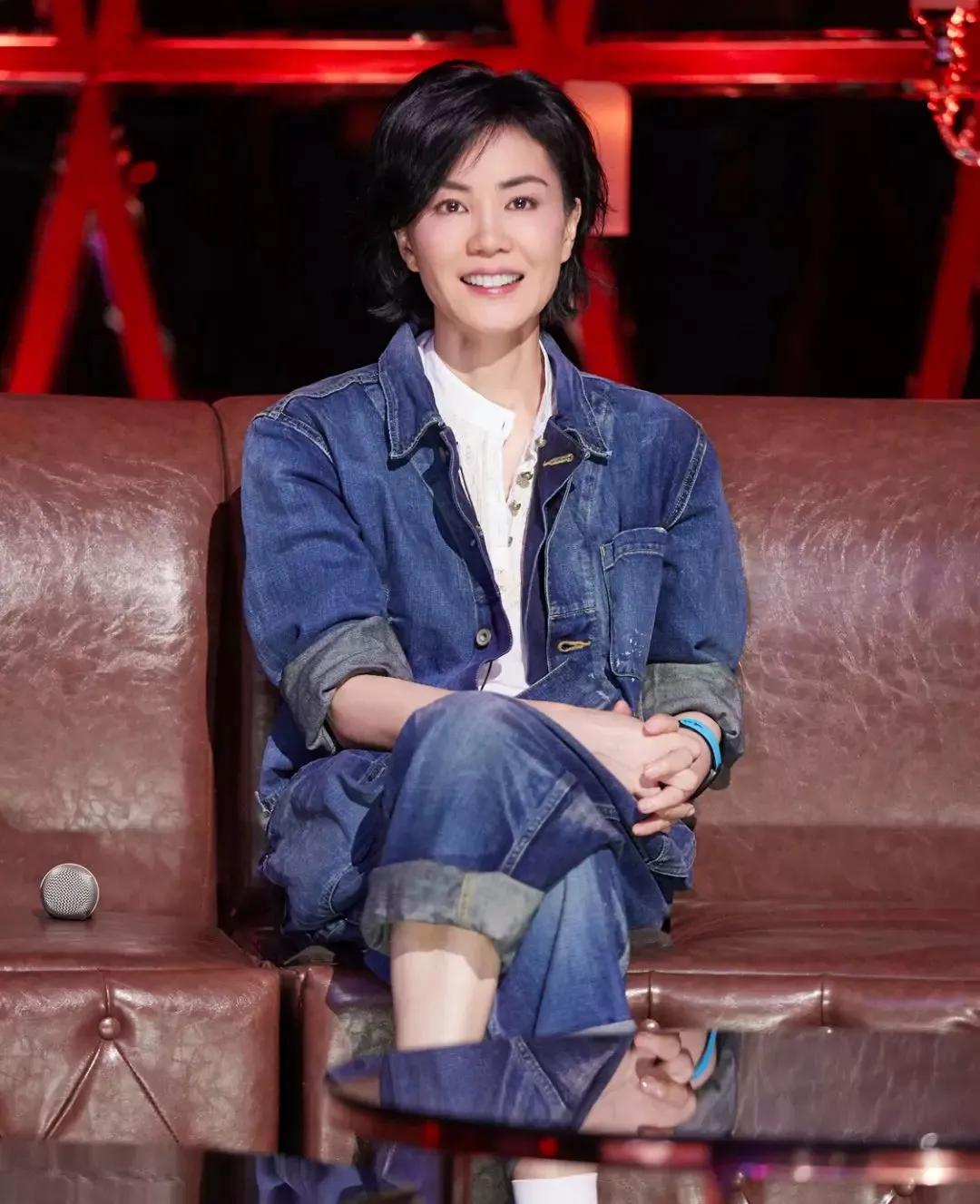 王菲将面临一个非常尴尬的问题。

谢贤去世，张柏芝和他跟谢霆锋的儿子，肯定会出席