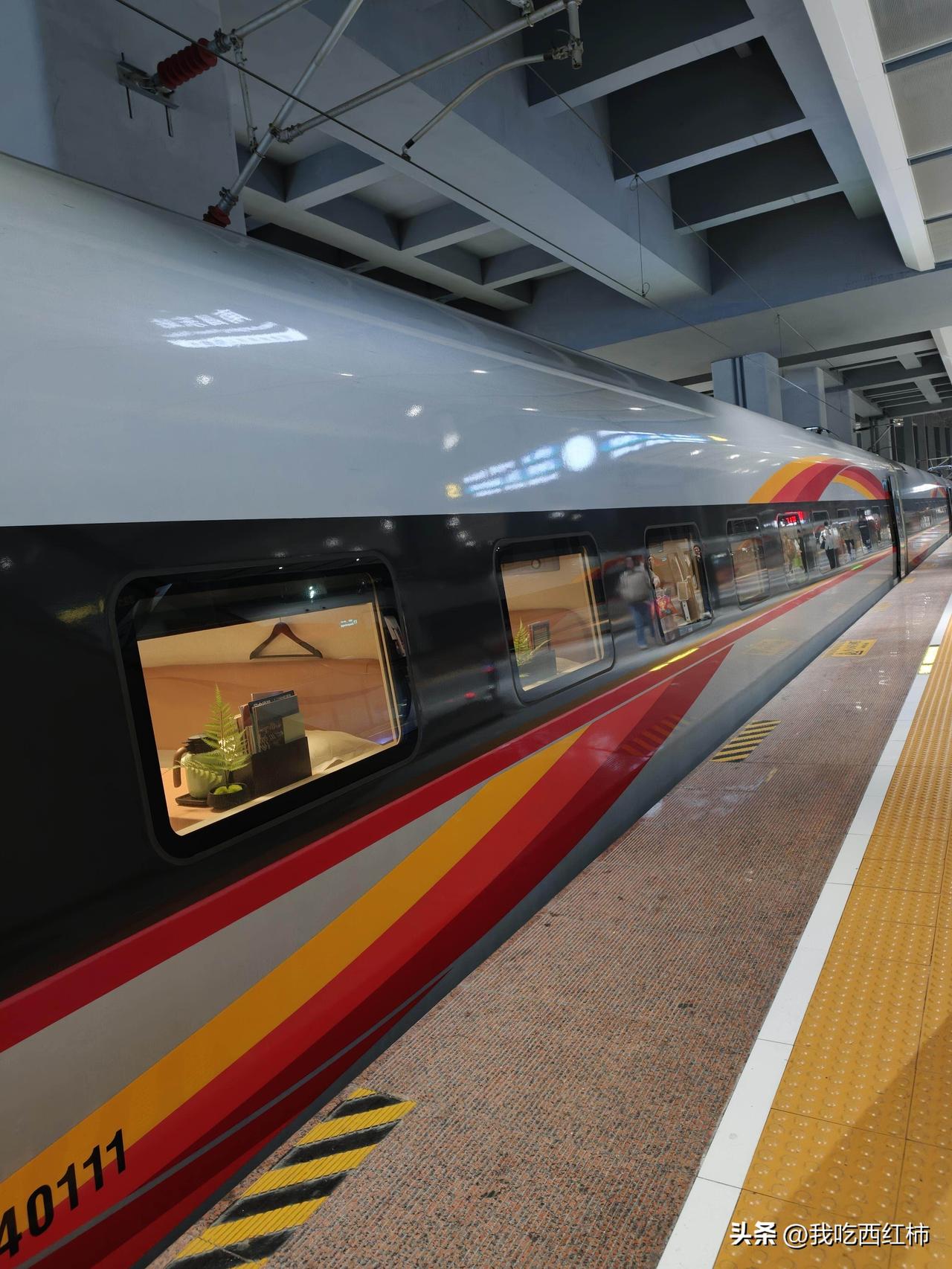 第一次坐香港直达南昌的高铁，被震惊到了
我们订的是软卧，没想到这趟车这么新，卧铺