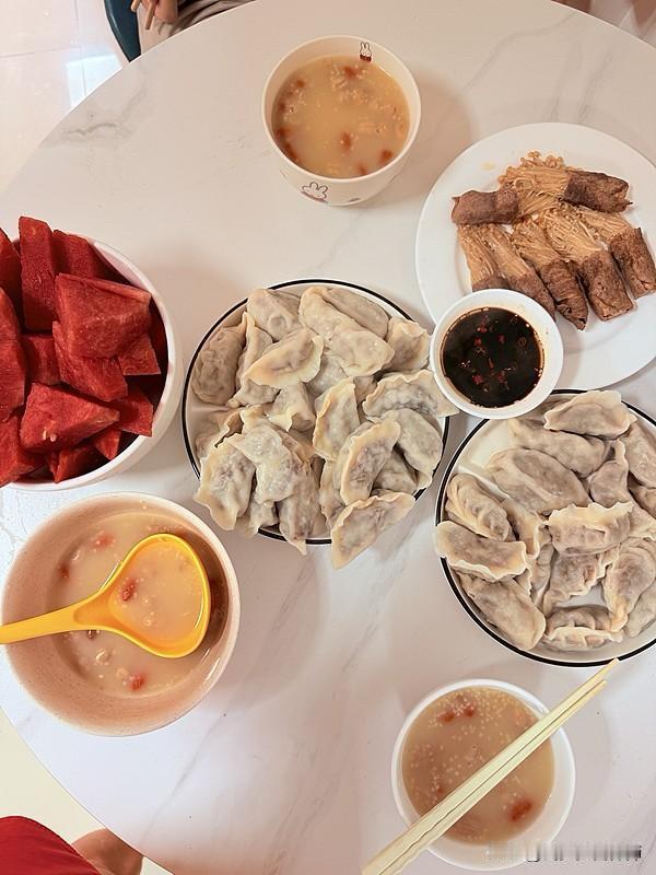 【饺子是“全能主食”还是“热量刺客”？营养师：改3个细节，放心吃！】

饺子，有