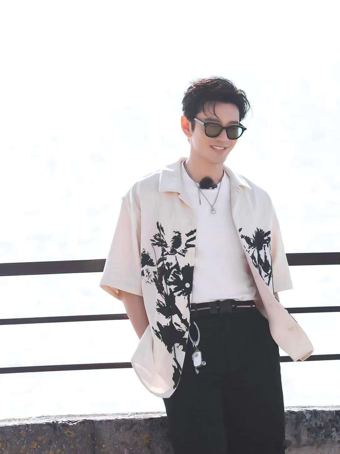 黄晓明尹正创业谁当老板 两人默契感真的一如既往在线，从老搭档变成创业伙伴，携手经
