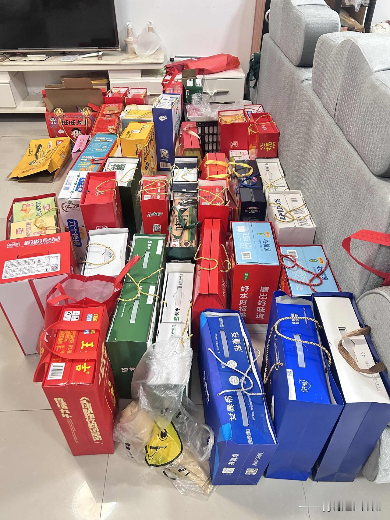 大家评评理，我的建议不对吗？
今年过年想跟三个大姑姐说，礼盒一家随便带2提意思下