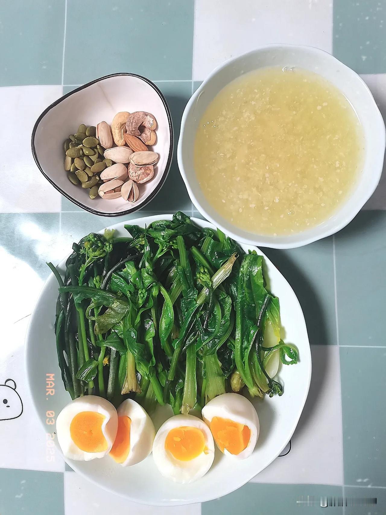 春风送暖之中年女性减脂早餐日记
主食：小麦胚芽
蛋白质：鸡蛋
蔬菜坚果：油麦菜、