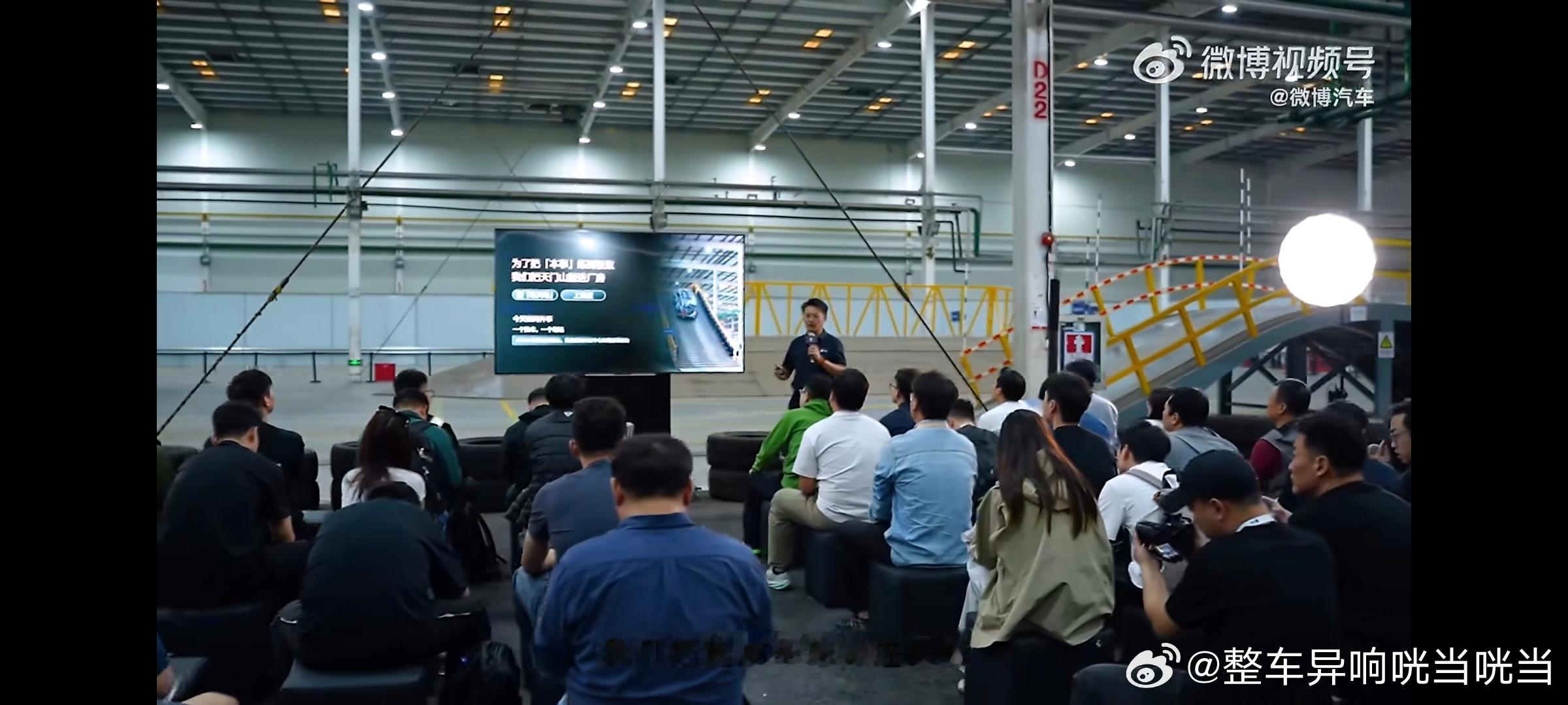 把山搬进厂里是疯了还是清醒比起上次去某热门公园爬坡失败的某车企，务实的在厂房里测