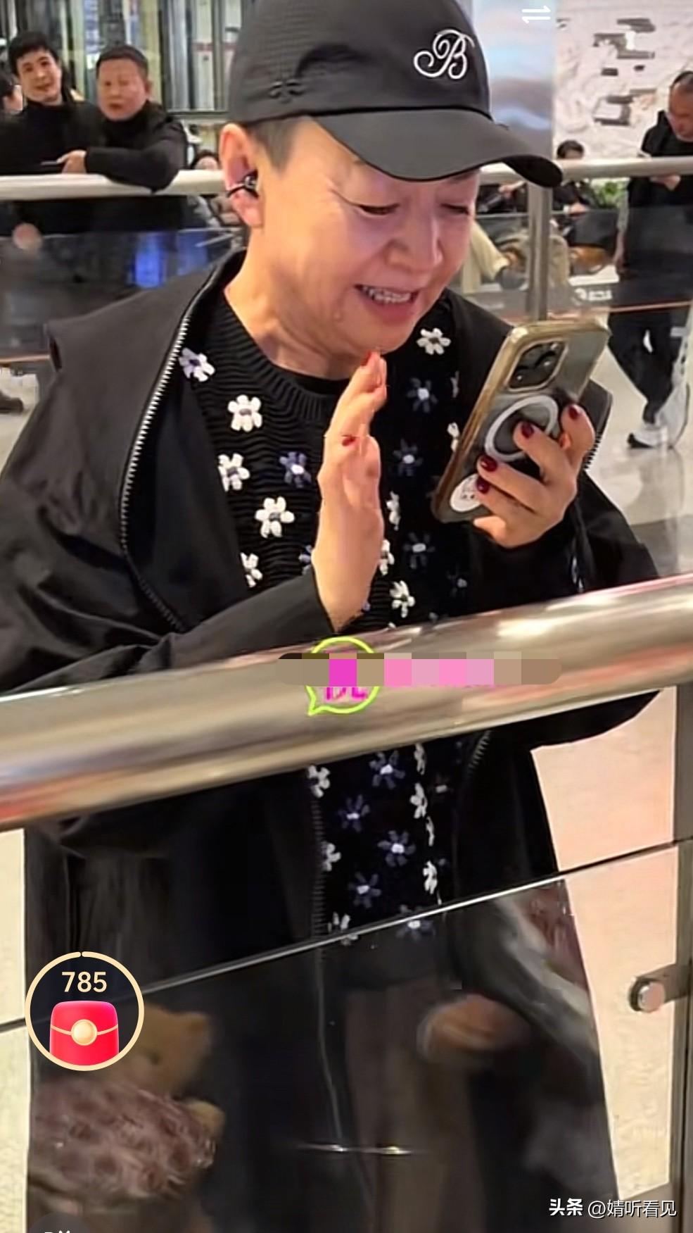 万万没想到，64岁的宋丹丹！
去机场接孙子时，她竟玩起了游戏，还像普通奶奶一样，