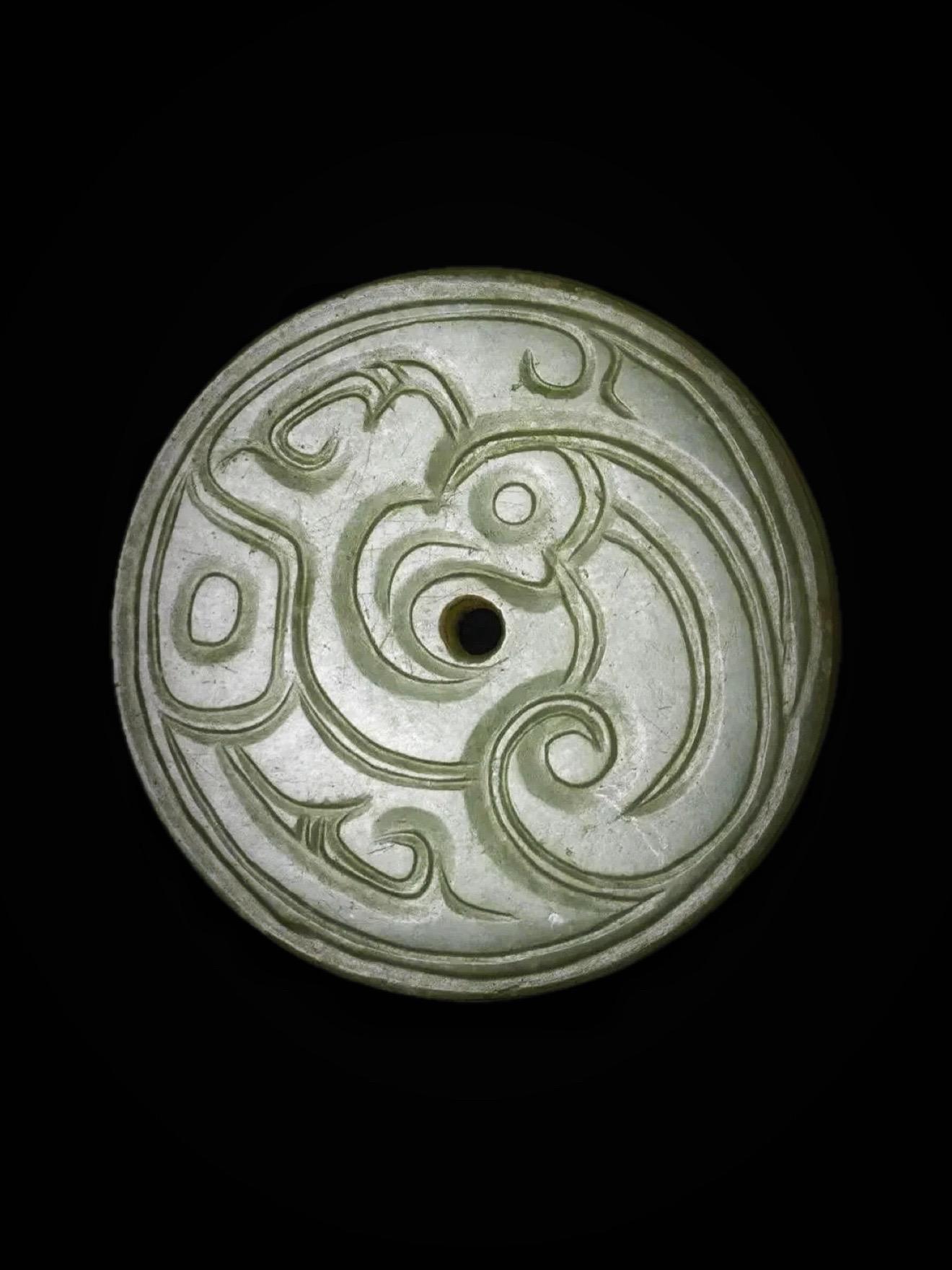 西周·凤鸟形玉饰。凤凰鸣矣，于彼高冈
梧桐生矣，于彼朝阳
——先秦《诗经·大雅·卷阿》 
这件玉饰出自山西曲沃县北赵晋侯大墓M63:44，山西考古博物馆藏 
凤鸟纹为西周玉器上最为流行多见的纹饰之一
基本形态为昂首挺胸，长尖弯喙，圆眼
头顶有一竖起的小冠，有的小冠前有长绶带翻卷至胸前，小冠后连缀有多齿状等形态的花冠
尾向上翻卷至头前呈卷云状，翅呈卷云纹形 
这一时期，凤纹主要以“夔凤”的形象为主，一足、瞠目、侧身直立，整体画风比较抽象、质朴，没有过于繁复的纹路，更显齐整肃穆之意 
玉器中的凤鸟图案更能看出其粗拙古朴的特点，线条圆润，轮廓简练，有一种特有的神秘感 
周人有崇拜凤鸟的习俗，《国语·周语》记载：周之兴也，有鷟鸑（yuè zhuó，凤之别名）鸣于岐山
「凤鸣岐山」被认为是周人崛起的标志 
在周王朝统治时期，人们对凤的原始图腾崇拜逐渐转换成了对中央集权统治的敬畏
神鸟“凤”有了特殊的政治含义，成为“天下太平”的祥瑞象征