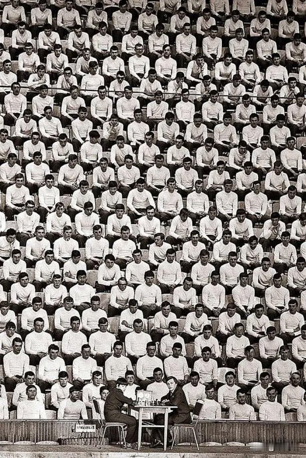 这张照片拍摄了世界国际象棋冠军阿纳托利·卡尔波夫（Anatoly Karpov）