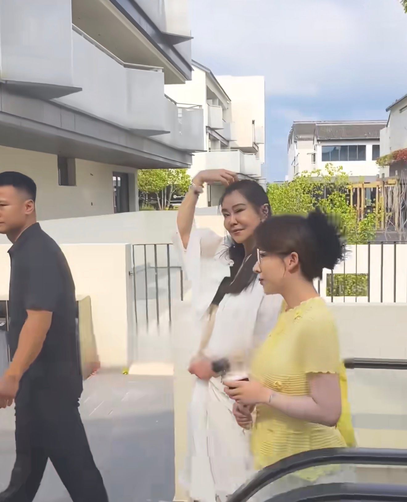 8月7日，王祖贤现身嘉兴西塘古镇，路人镜头下脸部臃肿，疑似医美过度，被指“小倩变