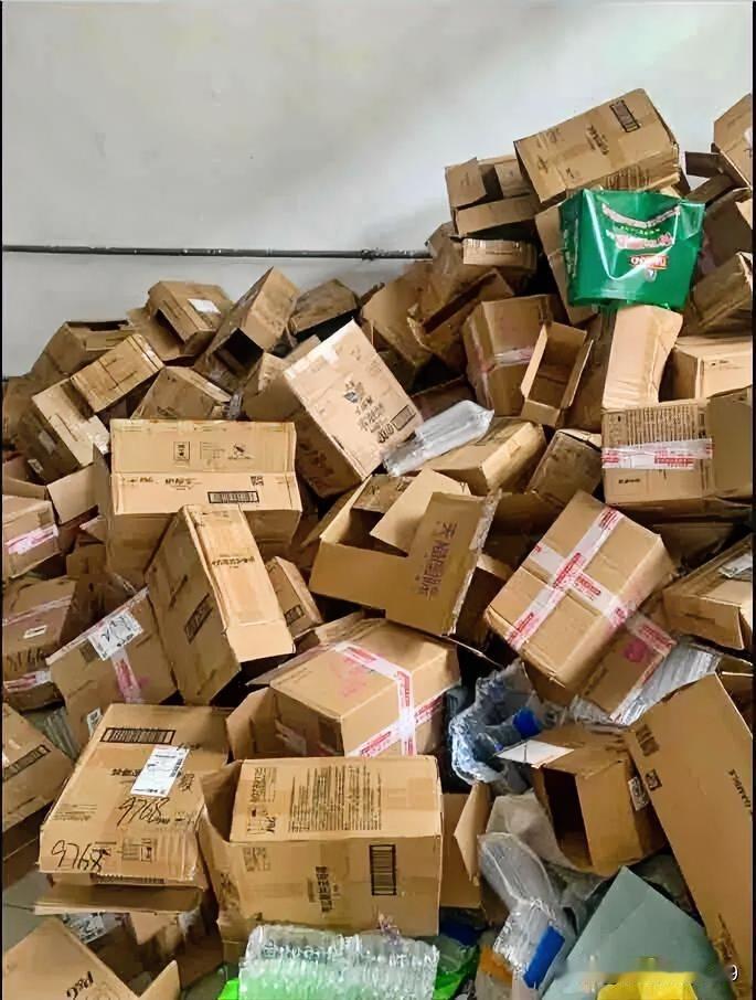 拆完快递，千万别把纸箱留家里！专家警告：小心“蟑螂安家”和“甲醛炸弹”

你家角