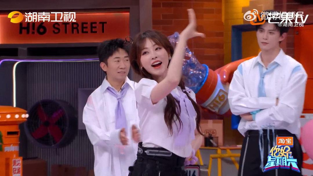 祝绪丹跳舞甜度超标你好星期六跳舞时的神态软萌又灵动，举手投足都是少女感，甜度高得