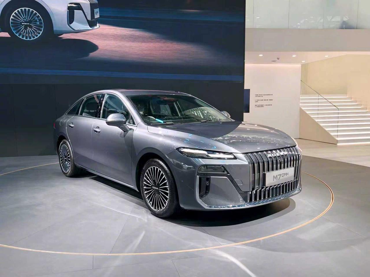 在 2025广州国际车展 上，荣威发布了搭载豆包深度思考大模型的荣威M7 DMH