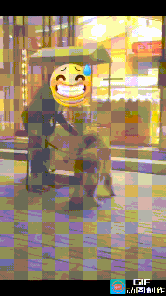 山西太原，一男子牵着宠物狗经过一家面包店。
面包店门外支着一张小桌子，上面摆着面