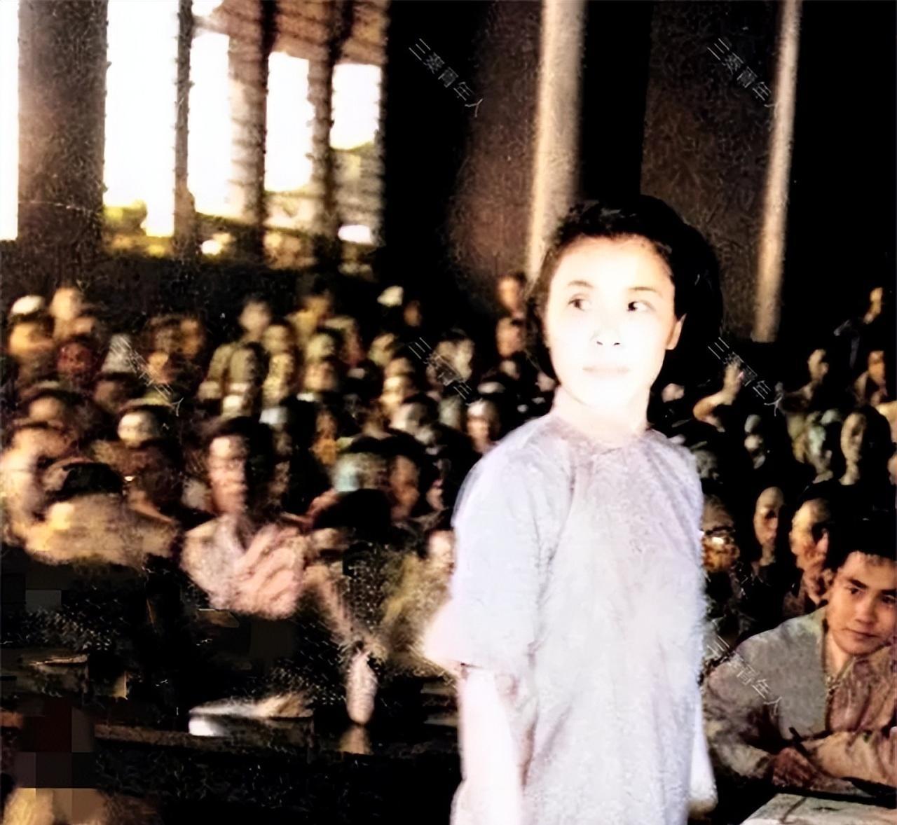 1946年，审判“女汉奸”莫国康的现场，镜头中的莫国康虽然不是那种美如天仙的女子